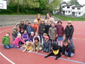 Aika und Calinka beim schulbesuch 3.jpg